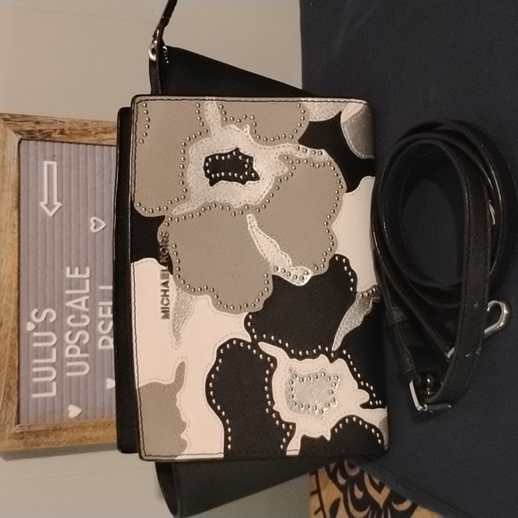 MICHEAL KORS FLOWER CROSSBODY - Picture 1 of 11